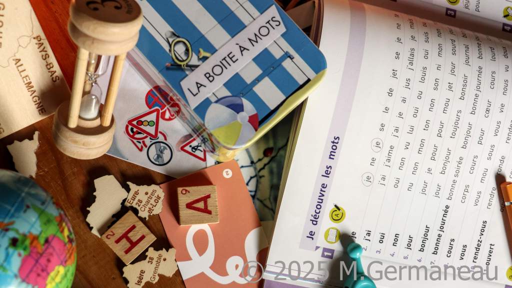 Composition avec des objets et outils utilisés comme supports pédagogiques pour les ateliers thématiques