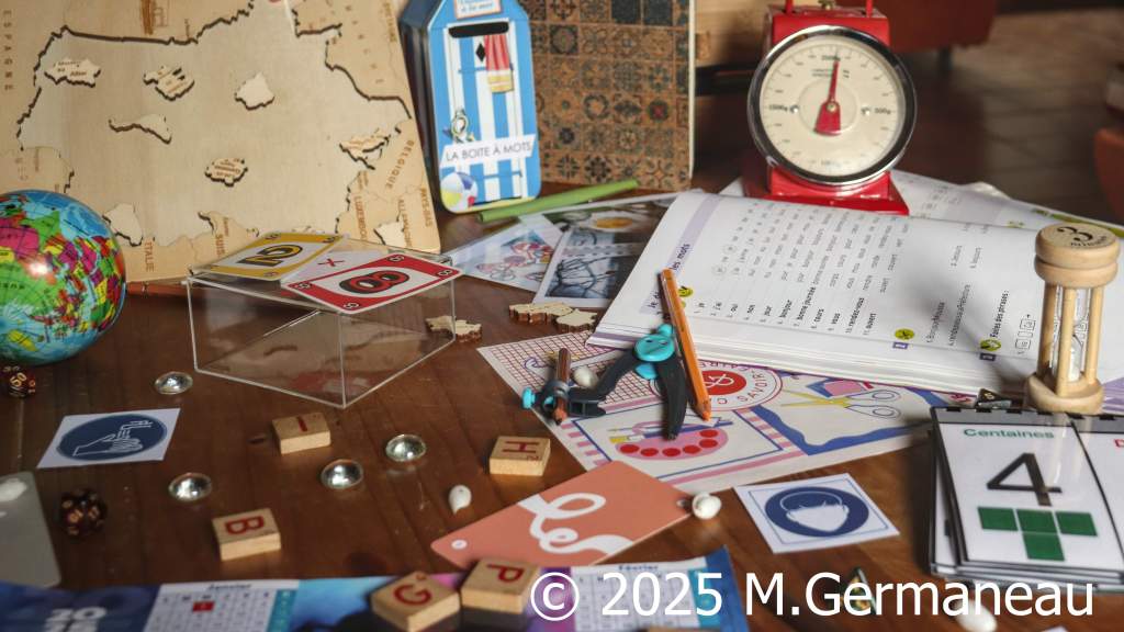 Photo d'objets du quotidien et de jeux utilisés comme outils pédagogiques.