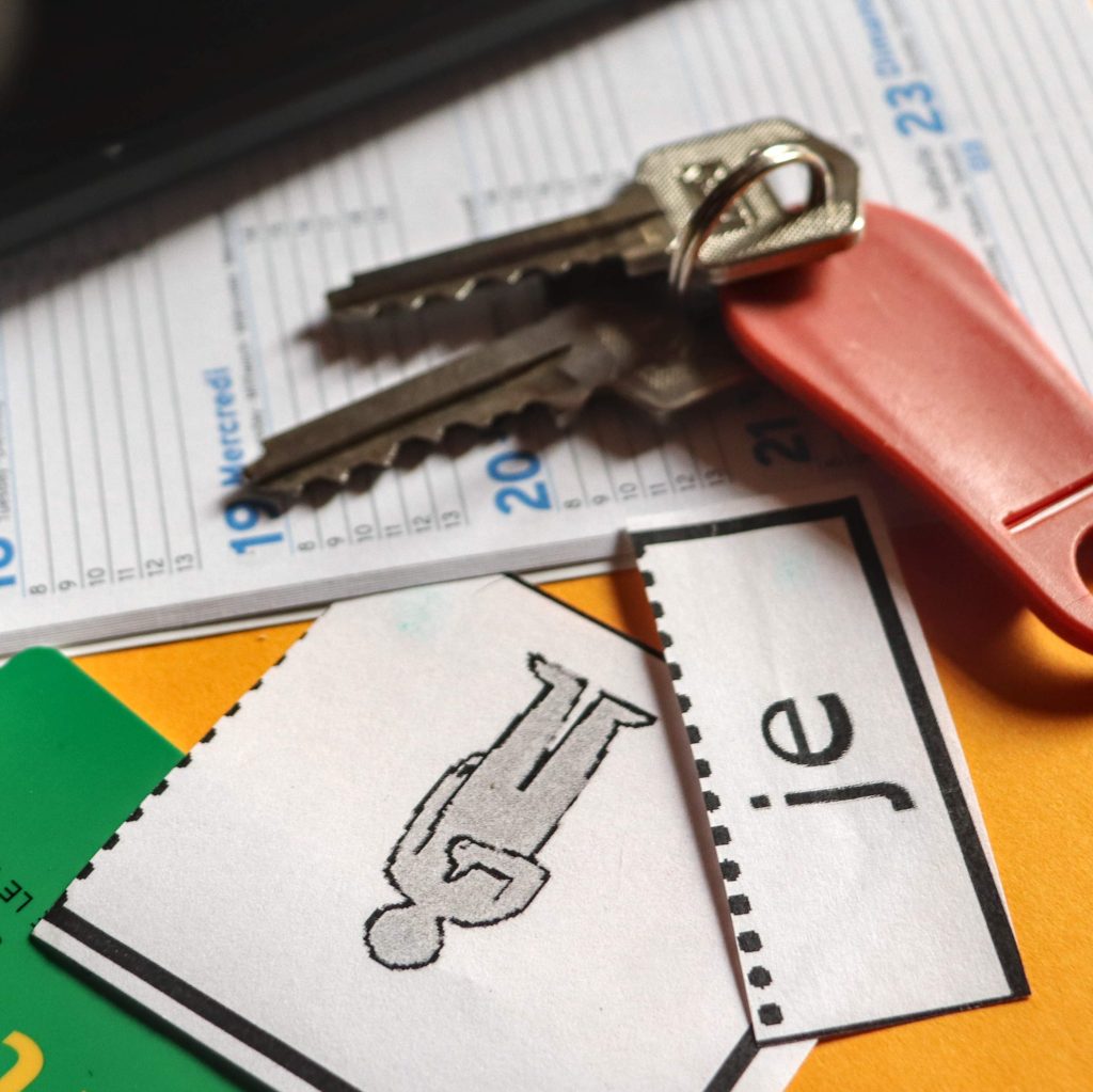 Composition avec un trousseau de clés, un agenda, des étiquettes utilisés comme outils pédagogiques en cours de F.L.E.